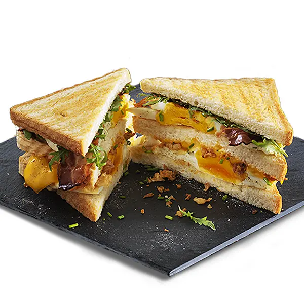 Podwójny tost z jajkiem, serem i bekonem